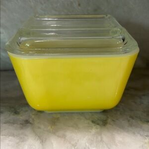 Vintage Pyrex Yellow Fridgie with lid 1 1/2 cup